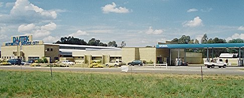 home_building2.jpg (33170 bytes)
